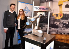 Dirk Oosterman en Linda van Boven van Technison, bij de robot arm die pennen uitdeelt